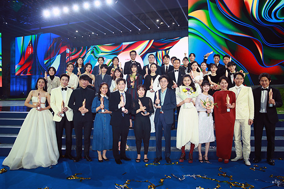 Recipients of the 58th Baeksang Arts Awards pose for a photo with their trophies on Friday night at Kintex in Goyang, Gyeonggi. [ILGAN SPORTS]