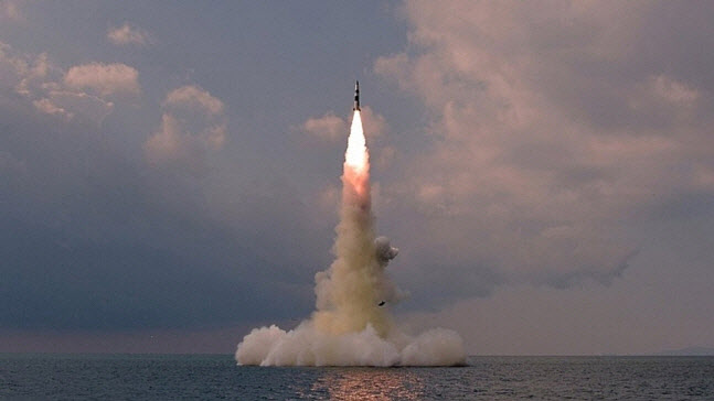북한이 지난해 10월 8·24 영웅함에서 잠수함발사탄도미사일을 시험발사하는 모습. 군 당국은 북한이 지난 7일 전력화를 위해 후속 시험발사를 한 것으로 보고 있다. (사진=뉴스1)