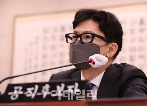 한동훈 법무부 장관 후보자가 9일 오전 서울 여의도 국회에서 열린 인사청문회에 출석해 의원들의 의사진행 발언을 듣고 있다.(사진=노진환 기자)