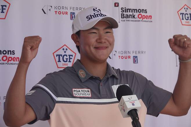 김성현이 9일 PGA 투어 진출 확정 인터뷰를 하며 기뻐하고 있다.(사진=PGA 투어 제공)