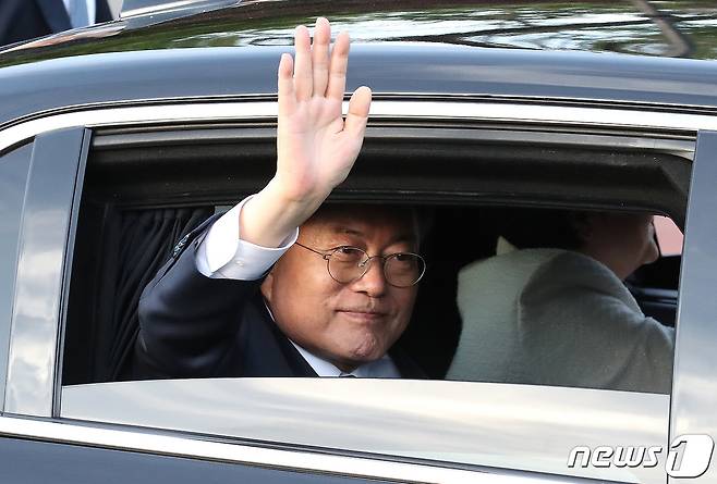 문 대통령이 차량을 타고 청와대를 나서며 시민들에게 손을 흔들고 있다. 2022.5.9/뉴스1 © News1 임세영 기자