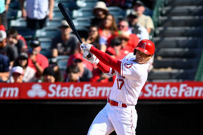 May 8, 2022; Anaheim, California, USA;  Los Angeles Angels designated hitter Shohei Ohtani (17) hits a double and scores two RBIs tying the score against the Washington Nationals during the bottom of ninth inning at Angel Stadium. Mandatory Credit: Jonathan Hui-USA TODAY Sports<저작권자(c) 연합뉴스, 무단 전재-재배포 금지>