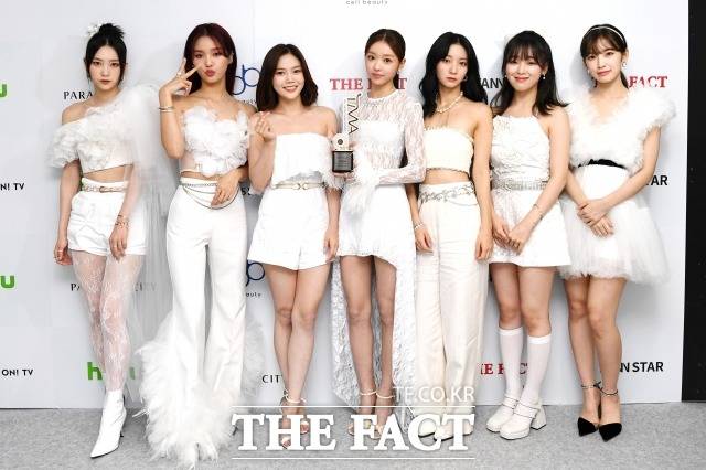 그룹 오마이걸 지호(사진 맨 왼쪽)가 소속사와 전속계약을 종료한 가운데, 다른 멤버 6인은 재계약을 체결하며 팀 활동을 이어간다. /더팩트 DB
