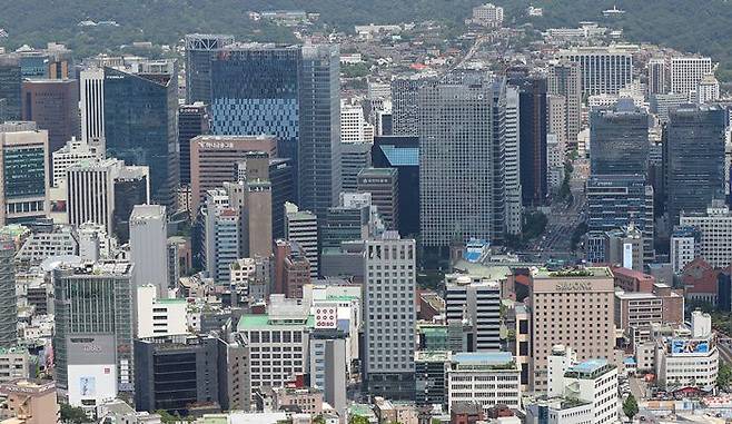 서울 남산에서 바라본 국내 주요기업 사옥 모습./연합뉴스