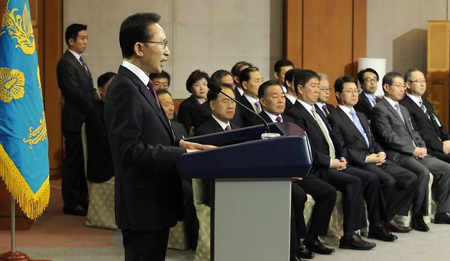 이명박 대통령이 퇴임을 5일 앞둔 2013년 2월 19일 오전 청와대 춘추관에서 퇴임연설을 하고 있다. /조선DB