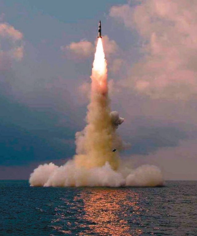 북한이 지난해 10월 19일 발사한 소형 잠수함발사탄도미사일(SLBM). 한미 당국은 북한이 7일 이 ‘미니 SLBM’을 또다시 시험발사한 것으로 보고 있다. 노동신문 뉴스1