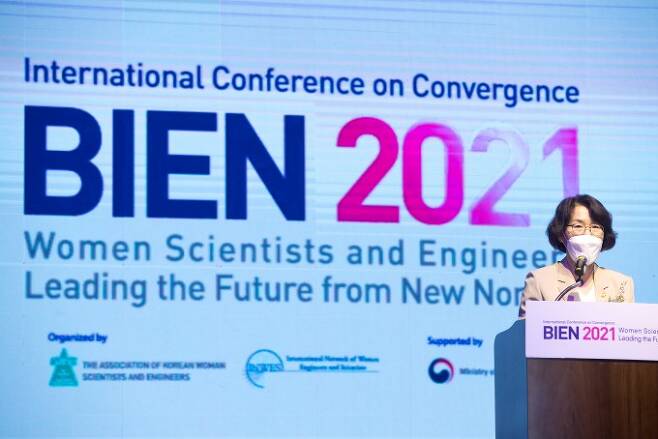 임혜숙 과학기술정보통신부 장관이 지난해 8월 18일 열린 국제여성과학기술인대회 BIEN 2021에서 축사하고 있다. 과학기술정보통신부 제공