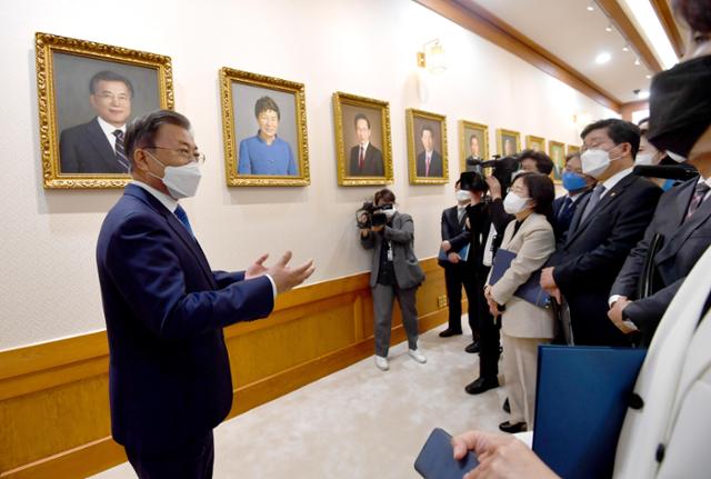 3일 청와대 세종실에서 열린 대통령 초상화 공개행사에서 문재인 대통령이 자신의 초상화에 대해 설명하고 있다. 왕태석 선임기자