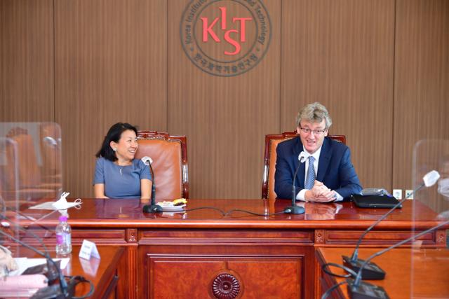 데이비드 맥밀런 미국 프린스턴대 교수와 아내인 김지인 캐드먼 부사장이 9일 한국과학기술연구원(KIST)에서 기자간담회를 하고 있다. KIST 제공