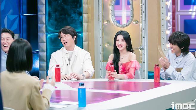 Jeon So-yeon has shown off her cute face in Radio Star with her global girl Crush charmRadio Star?weeklyWednesdayafternoontenpoemthirtyin minutesairbroadcastiMBC