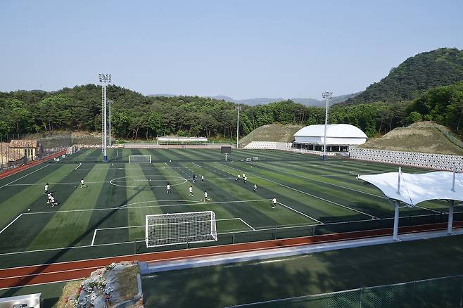 약 170억원을 들여 건립한 SON축구아카데미 전경. 손흥민 가족은 나라와 시에서 예산을 지원 받고 싶어하지 않아 전액을 들였다. 남들이 건물 지을 돈으로 ‘손씨 가문’은 축구 아카데미를 세웠다. 2018년까지는 춘천시 공지천 축구장을 시간대별로 예약하고 써야해 서러움도 겪었다. 김현동 기자