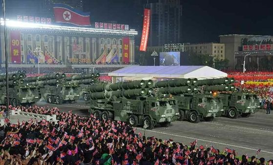 지난달 북한이 조선인민혁명군 창건 90주년 기념 열병식에서 공개한 각종 탄도미사일과 방사포. [연합뉴스]