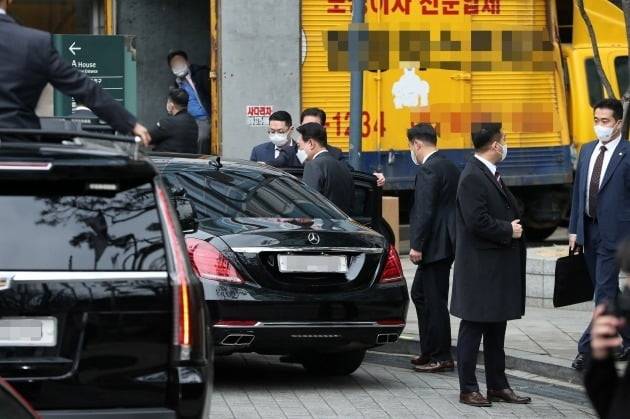 윤석열 대통령 당선인이 서울 서초구 자택에서 나와 차량에 오르고 있다. /뉴스1