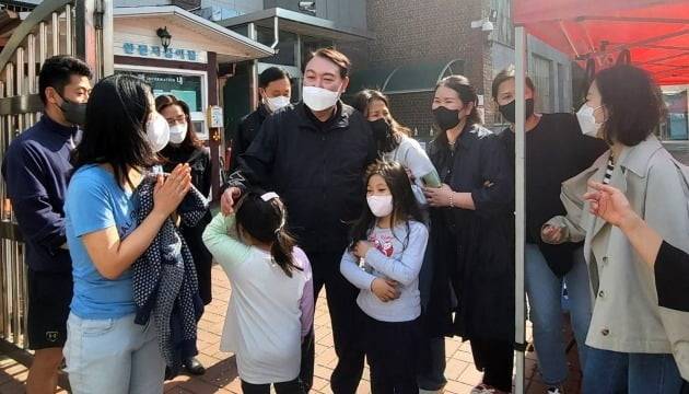 윤석열 대통령 당선인이 지난달 9일 모교인 서울 성북구 대광초등학교를 깜짝 방문해 학생들과 인사를 나누고 있다. 윤 당선인은 이날 주변에 알리지 않고 경호원만 대동한 채 모교를 찾았다. 뉴스1