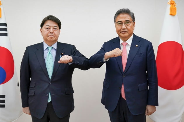 박진 외교부 장관 후보자(오른쪽)가 9일 저녁 하야시 요시마사 일본 외무상과 회담하기에 앞서 기념 촬영을 하고 있다. 외교부 제공
