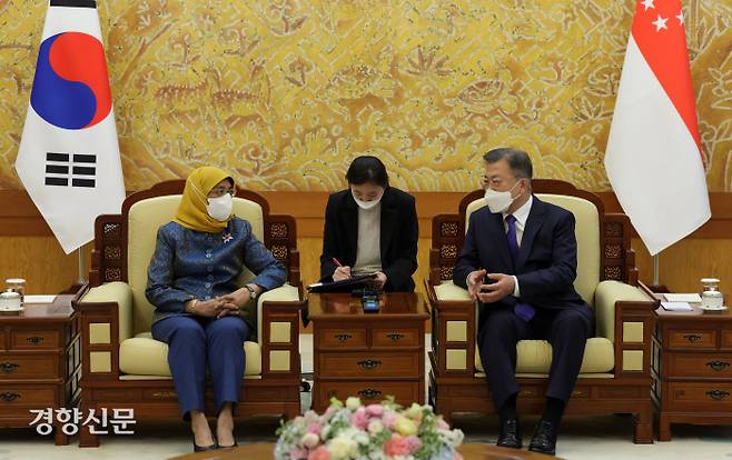 문재인 대통령이 9일 오후 청와대 본관에서 할리마 싱가포르 대통령과 환담을 나누고 있다. 청와대사진기자단