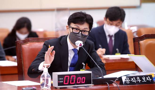 한동훈 법무부 장관 후보자가 9일 서울 여의도 국회에서 열린 인사청문회에서 의원들의 질의에 답변하고 있다. 국회사진기자단