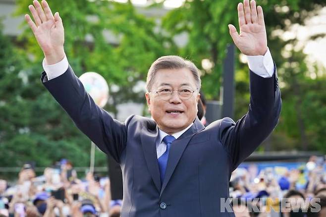 5년 임기를 마치는 문재인 대통령 9일 오후 서울 종로구 청와대 분수대 앞에서 시민들에게 손을 흔들고 있다. 5년 임기를 마치는 문재인 대통령 9일 오후 서울 종로구 청와대 분수대 앞에서 시민들에게 인사말하고 있다. 김정숙 여사가 9일 오후 서울 종로구 청와대 분수대 앞에서 시민들에게 인사하고 있다. 임형택 기자