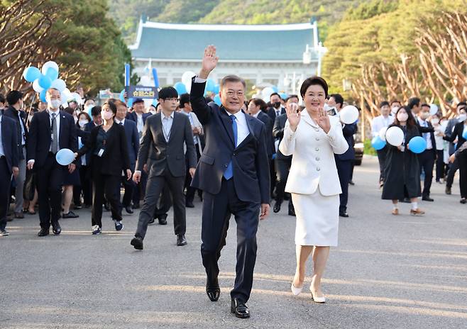 문재인 대통령과 김정숙 여사가 9일 오후 청와대 직원들의 배웅을 받으며 청와대를 나선 뒤 시민들을 향해 인사하고 있다. [연합]