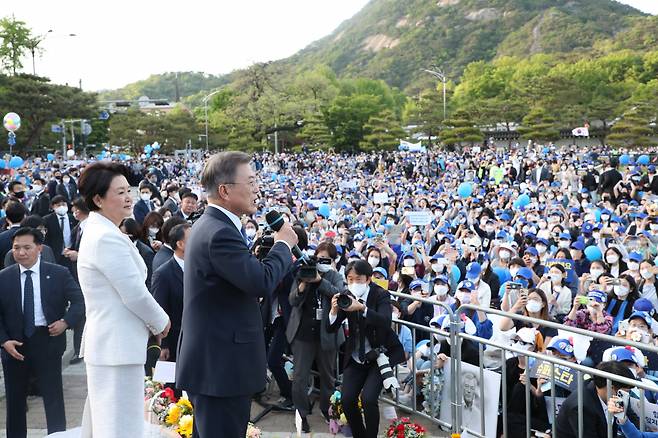 문재인 대통령이 9일 오후 청와대 앞 분수대에서 퇴근길 마중 나온 시민들에게 감사 인사를 전하고 있다. [연합]