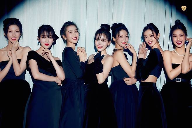 오마이걸 지호(왼쪽에서 세 번째)가 팀을 탈퇴해 오마이걸은 앞으로 6인조로 재편돼 활동할 예정이다. WM엔터테인먼트 제공