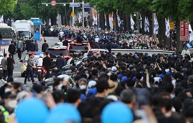 9일 오후 청와대 앞 분수대에서 시민들이 문재인 대통령의 퇴근을 보고 있다. 연합뉴스