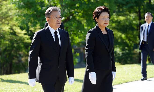 문재인 대통령과 김정숙 여사가 9일 서울 용산구 효창공원 내 삼의사 묘역으로 향하고 있다. 청와대 제공