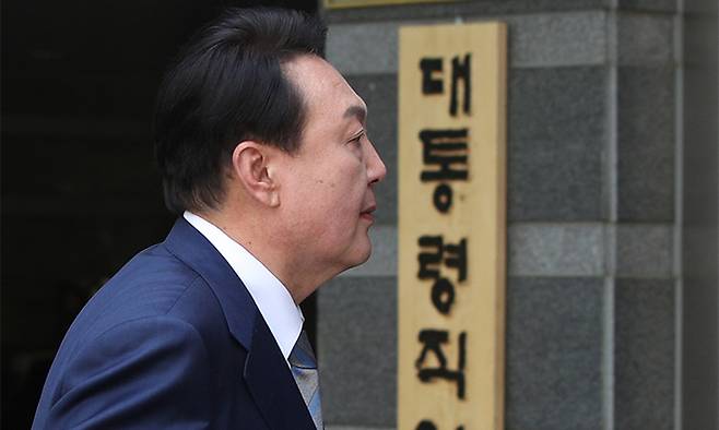 윤석열 대통령 당선인이 지난 6일 서울 종로구 통의동 대통령직인수위 집무실로 들어가고 있다. 연합뉴스