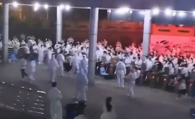 중국 현지시간으로 5일 밤, 상하이 콴타 생산기지 직원 수백 명이 폐쇄루프 시스템에 반발하며 공장 밖으로 탈출을 시도하는 일이 벌어졌다