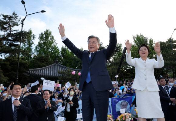 감사 인사 전하는 문재인 대통령 - 문재인 대통령과 김정숙 여사가  9일 오후 청와대 분수대 앞에서 배웅 나온 시민 등을 향해 손을 들어 인사하고 있다. 2022.5.9 연합뉴스