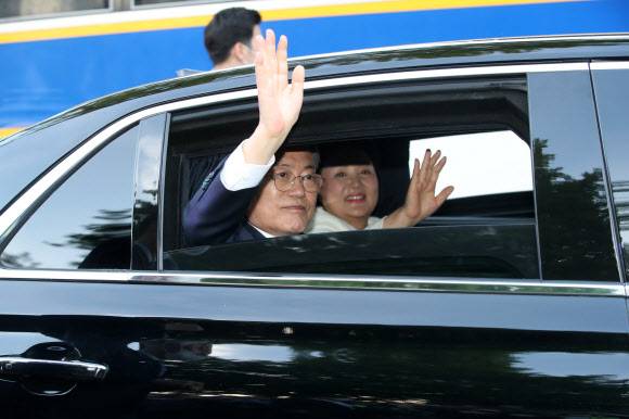 떠나는 문재인 대통령 - 문재인 대통령과 김정숙 여사가 9일 오후 청와대 앞 분수대를 지나며 퇴근길 마중 나온 시민들에게 손을 들어 인사하고 있다. 2022.5.9 연합뉴스