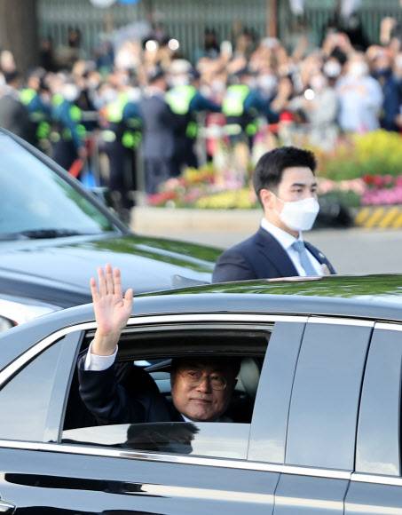 손 흔드는 문 대통령 - 문재인 대통령이 9일 오후 청와대 앞 분수대에서 시민들에게 인사를 한 뒤 출발하면서 손을 흔들고 있다. 2022.5.9 연합뉴스