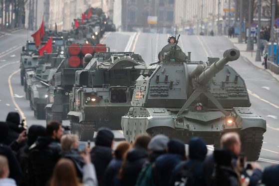 - 러시아 군인들이 지난달 28일 모스크바에서 열린 전승절 열병식 리허설에서 자주포 차량과 군용 차량을 끌고 붉은 광장 쪽으로 가고 있다. AP 연합뉴스