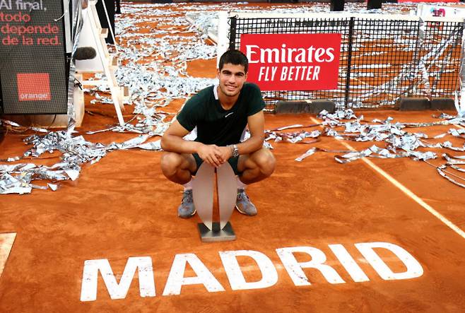 카를로스 알카라스이 8일(현지시간) 스페인 마드리드에서 열린 남자프로테니스(ATP) 투어 무투아 마드리드오픈에서 우승한 뒤  기념촬영을 하고 있다. 게티이미지코리아