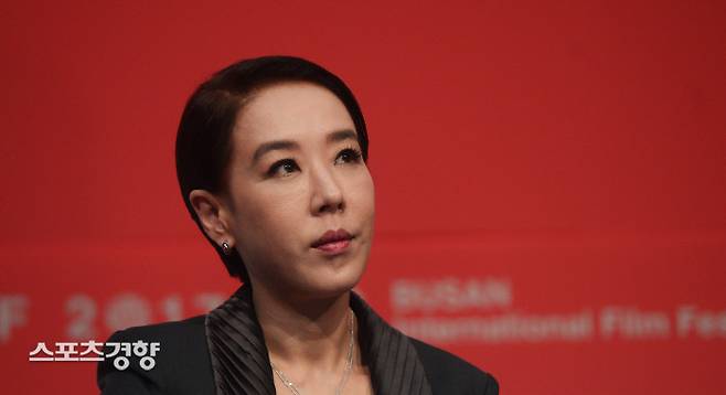 강수연의 급작스러운 사망 소식이 알려지자 각계의 추모 물결이 이어지는 가운데 그가 생전 남겼던 발언도 화두에 올랐다. 이선명 기자 57km@kyunghyang.com