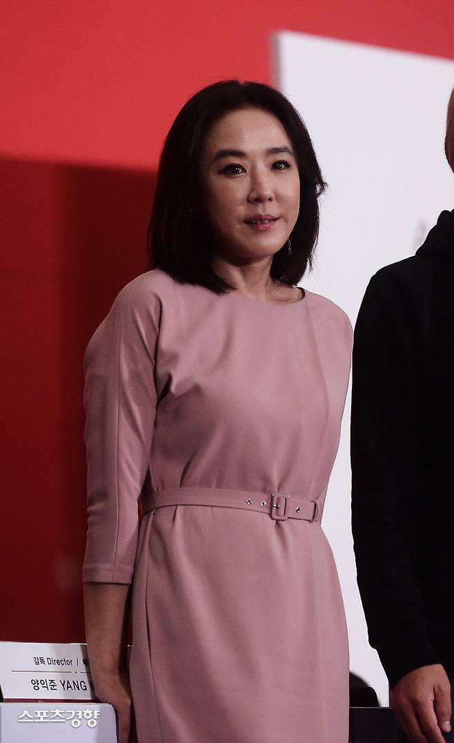 The death of Actor Kang Soo-yeon, who left a big footprint in the film industry, left only the thick body chemistry to the public.As the remarks that the deceased left behind in the past have been reexamined, public opinion continues to be saddened by death.Interview 365 released an interview with Kang Soo-yeon on the 7th.The media reported an interview conducted in January 2008, saying, Kang Soo-yeon, who has represented the name of the successful actor of the Republic of Korea at the time, was emitting a healthy and enthusiastic actor Body Chemistry.In the interview, Kang Soo-yeon revealed his desire for marriage. I do not marry, I can not.Im fine, Im passionate and I can have babies, he said.As his ideal type, Kang Soo-yeon said, I am not greedy. Money, family, academic background, etc. are not considered.It is good for men who stand clearly in their center and comfort women, and men who have warm hearts, he said. I think that I cherish the word relation and do not think I missed the meeting.I believe that someone who has a connection is waiting for me somewhere.When asked when he was stressed, Kang Soo-yeon replied, Why do not you marry? And when you appear in the drama, you are afraid of evil.Kang Soo-yeon, who appeared in 50 films, explained that the role that he acted confidently was no work.I know my own self-help so well that I grit my teeth hard and act, but I see a loophole later, he said.Kang Soo-yeon also revealed in an interview that she has a desire for marriage.Kang Soo-yeon said in an interview with W Korea in April 2011, I do not envy money, power, or honor while living, but the child is a little envious.Children are the special love of a lifetime for women.When I was a child, I couldnt imagine the older I was, the less I had the chance to get married.I think it is right to say that adults should marry when they do not know it.  If I knew this, I would have had an old lover or two.There is an absolute void that is filled with friends and favorites, but that doesnt fill them. If you stay alone too long, your emotions will dry up.Kang Soo-yeon also said, Love a lot. Love makes you enjoy the sensibility of that age enough.Do not be afraid of the relationship between people and people. He ordered, Open your mind because life becomes more serious enough without worrying about it. Kang Soo-yeon was found to be in cardiac arrest on May 5 and was transferred to the hospital, but died on July 7 without finding consciousness.There is a wave of memorials in various fields in that it is an actor who left a thick history in the movie industry.Kang Soo-yeons funeral is set up in the 17th room of the funeral hall of Samsung Hospital in Seoul, and the funeral is held at the movie seal. Funeral ceremony will be held at 10 am on the 11th.