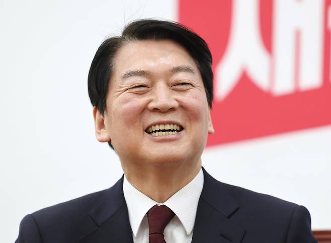 연합뉴스와 인터뷰하는 안철수 대통령직인수위원장 
    (서울=연합뉴스) 이정훈 기자 = 국민의힘 소속 안철수 대통령직인수위원장이 서울 여의도 국회에서 연합뉴스와 인터뷰하고 있다. 2022.5.9
    uwg806@yna.co.kr
(끝)