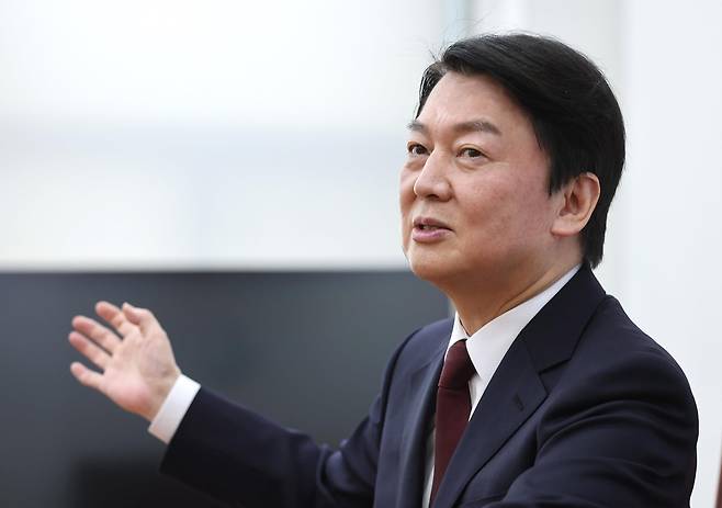 연합뉴스와 인터뷰하는 안철수 대통령직인수위원장 
    (서울=연합뉴스) 이정훈 기자 = 국민의힘 소속 안철수 대통령직인수위원장이 서울 여의도 국회에서 연합뉴스와 인터뷰하고 있다. 2022.5.9
    uwg806@yna.co.kr
(끝)