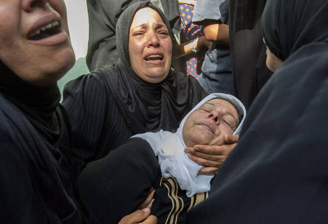 9일(현지시각) 이집트에서 이슬람국가(IS)의 테러로 11명의 이집트군인이 사망했다. 사진은 사망한 군인의 장례식장에서 그의 어머니와 가족들이 슬퍼하는 모습(사진=AFP)