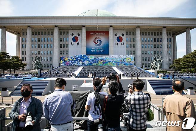 대통령 취임식을 하루 앞둔 9일 서울 여의도 국회 본관 앞에서 취임식 취재에 나설 취재진들이 상황을 점검하고있다. (공동취재) 2022.5.9/뉴스1 © News1 유승관 기자