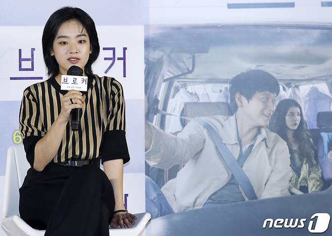 배우 이주영이 10일 오전 서울 용산구 CGV용산아이파크몰에서 열린 영화 '브로커‘(감독 고레에다 히로카즈)' 제작보고회에서 인사말을 하고 있다. '브로커'는 베이비 박스를 둘러싸고 관계를 맺게 된 이들의 예기치 못한 특별한 여정을 그린 작품이다. 2022.5.10/뉴스1 © News1 권현진 기자