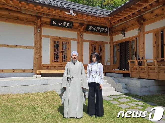 윤석열 대통령 당선인의 부인 김건희 여사가 지난달 26일 서울 강남구 봉은사를 방문해 대한불교조계종 전 총무원장인 자승스님을 비공개로 만났다고 김 여사 측 인사가 4일 밝혔다. (김건희 여사 측 제공)2022.5.4/뉴스1 © News1 허경 기자