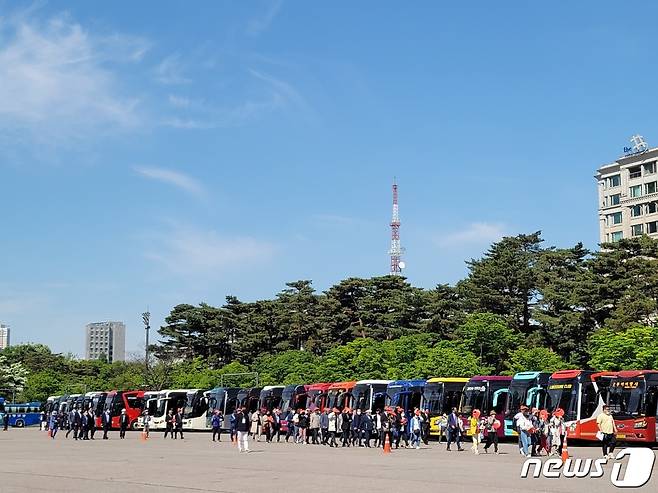 10일 오전 윤석열 대통령 취임식이 열리는 국회 앞 여의도공원에 전국에서 모인 버스들이 주차해 있다. © 뉴스1