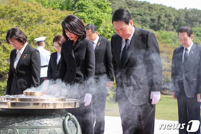 윤석열 대통령과 김건희 여사가 10일 오전 서울 동작구 국립서울현충원 현충탑에서 분향한 뒤 묵념하고 있다. (대통령실사진기자단) 2022.5.10/뉴스1 © News1 안은나 기자