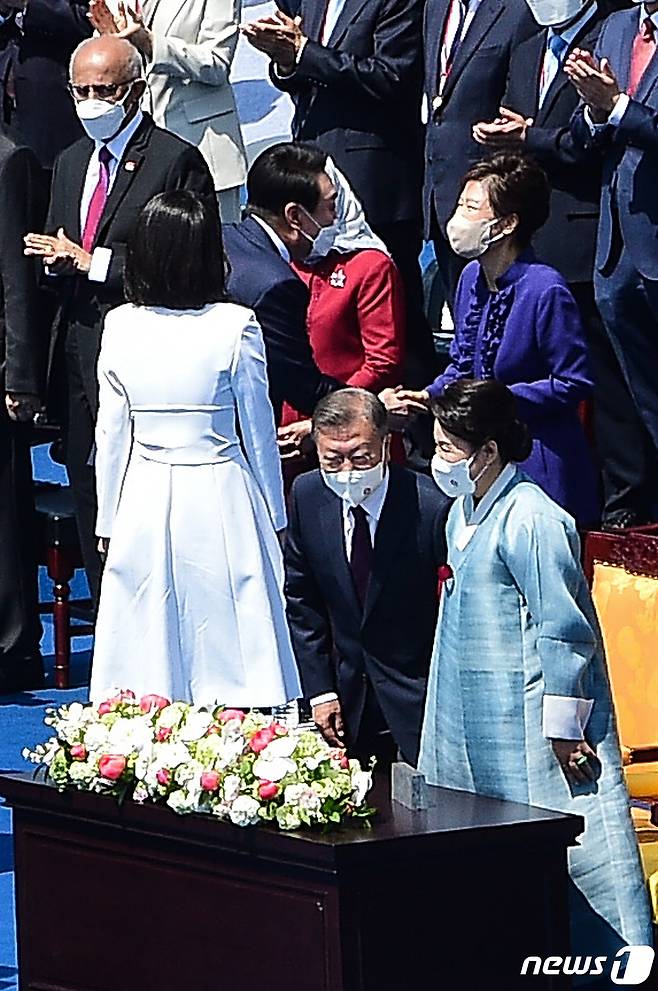 윤석열 대통령과 부인 김건희 여사가 10일 서울 여의도 국회에서 열린 제20대 대통령 취임식에서 박근혜 전 대통령과 인사를 나누고 있다. 앞쪽은 문재인 전 대통령 내외. 2022.5.10/뉴스1 © News1 국회사진취재단