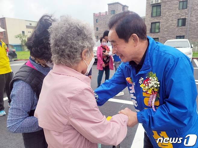 더불어민주당 송기섭 진천군수 선거 후보가 노령층 표심을 잡을 공약을 마련했다.© 뉴스1