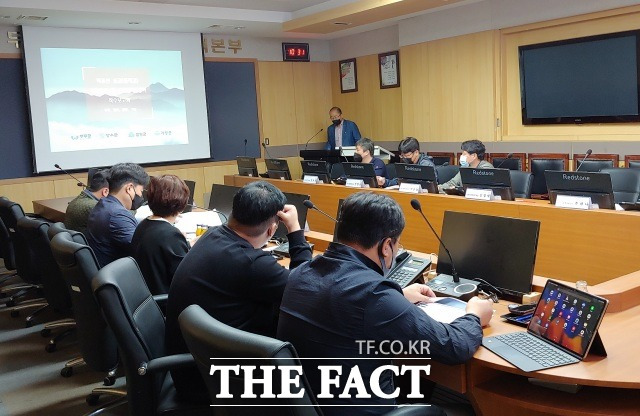 무주군은 10일 장수군, 함양군, 거창군 팀장 및 실무 담당자들이 참석한 가운데 무주군청 재난종합상황실에서 덕유산 둘레길 조성사업을 위한 기본계획 및 실시설계 용역 착수 실무회의를 열었다. /무주군 제공