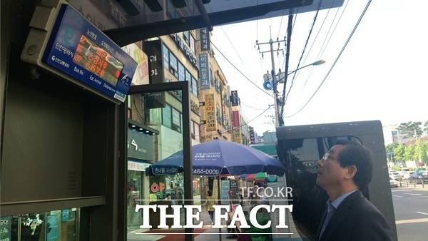 유정복 국민의힘 인천시장 후보가 시장 재임 시절 BIS를 살펴보는 모습. /정복캠프 제공