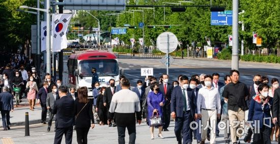 제20대 대통령 취임식을 앞둔 10일 서울 여의도 국회 인근에서 국민참여단이 행사장으로 이동하고 있다./강진형 기자aymsdream@