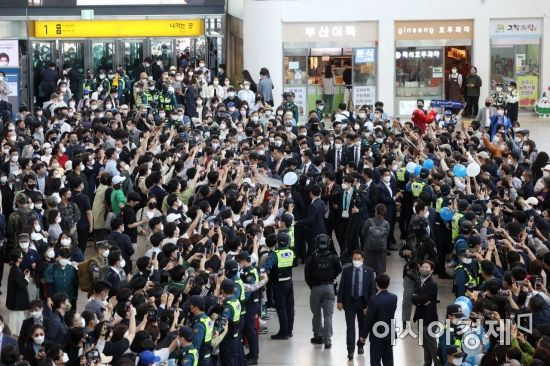 5년의 임기를 마친 문재인 전 대통령과 부인 김정숙 여사가 10일 서울역에서 경남 양산시 하북면 지산리 평산마을에 있는 사저로 향하는 열차를 타기 위해 이동하고 있다. /문호남 기자 munonam@